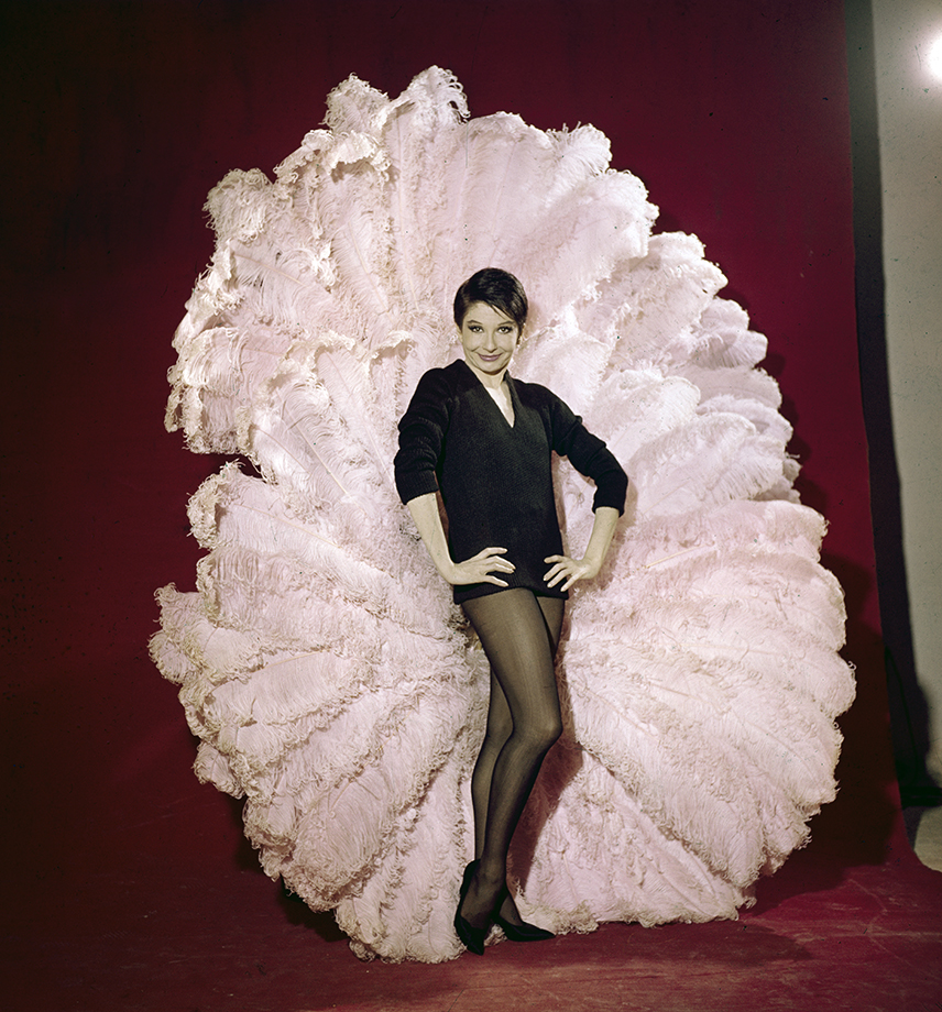 Zizi Jeanmaire posant avec son costume « Mon truc en plumes » pour la couverture de Paris Match, 13 janvier 1962
